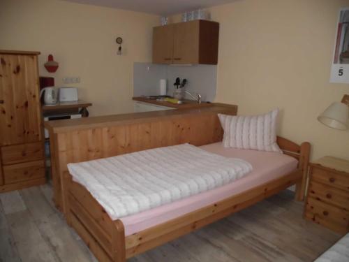NeuenkirchenFerienwohnung Familie Maas的一间卧室,卧室内配有一张木床