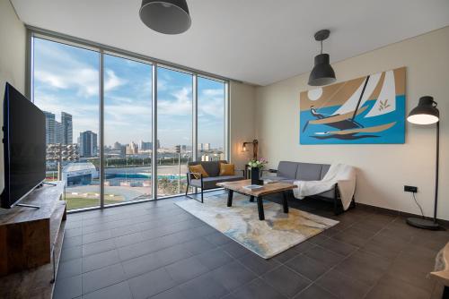 迪拜Emirates Sports Hotel Apartments, Dubai Sports City的一间享有城市美景的客厅