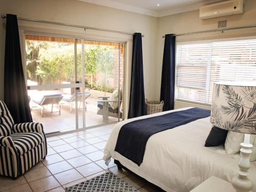 圣卢西亚Galago Way的一间卧室设有一张床和一个滑动玻璃门
