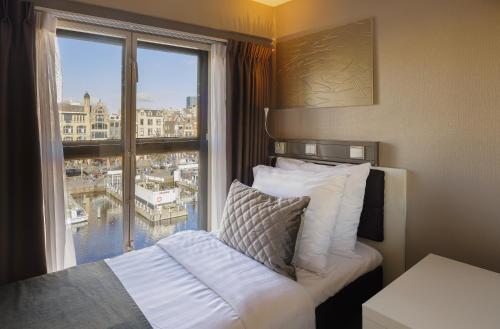 阿姆斯特丹CC酒店的酒店客房设有一张床和一个大窗户