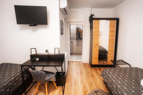 萨格勒布LaRoom - Free Parking的一间卧室配有书桌、一张床和镜子