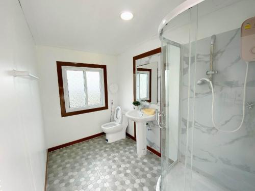 清刊ภูฝ้ายวิลล่า Phufai villa的带淋浴、卫生间和盥洗盆的浴室
