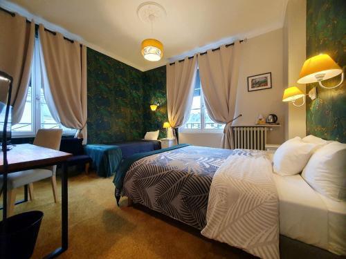 图尔蒙迪尔酒店的一间卧室配有一张床和一张书桌,另一间卧室配有一张桌子。