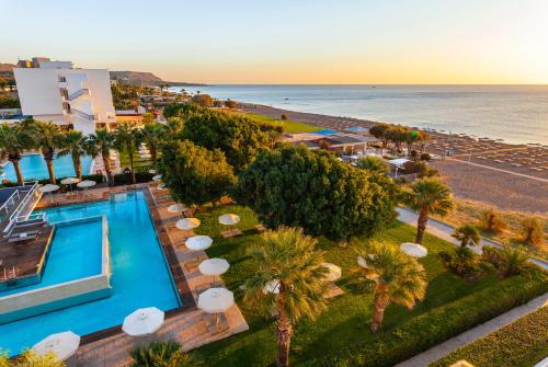 法里拉基蓝色海滩度假酒店的享有度假胜地的空中景致,设有游泳池和海滩