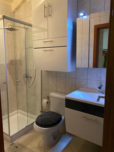 萨尔雷Seaview Luxury Penthouse Mare的浴室配有卫生间、淋浴和盥洗盆。