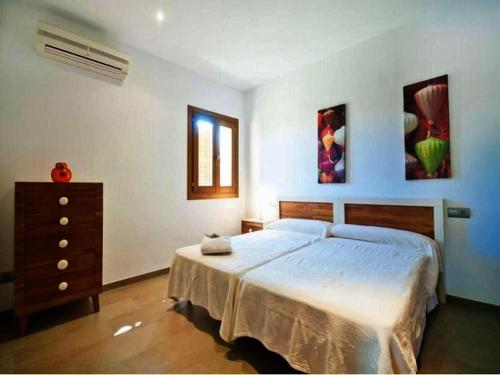 阿尔库迪亚Finca Santa María的一间卧室配有一张大床和一个梳妆台