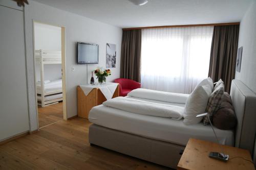 Surcuolm苏尔塞瓦酒店的酒店客房设有两张床和窗户。