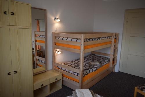 霍尼普拉纳Penzion Šumava - APARTMÁN的一间客房内配有两张双层床的房间