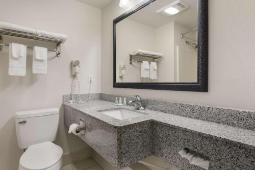 塔尔萨I-44品质套房酒店的一间带水槽、卫生间和镜子的浴室