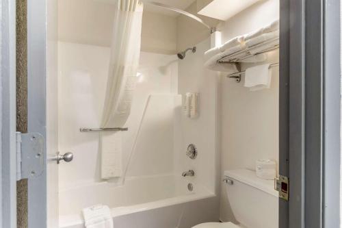 KimballClarion Pointe Kimball的带淋浴和卫生间的白色浴室