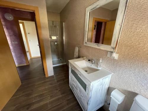 Casa Juan de castilseco的浴室设有白色水槽和镜子