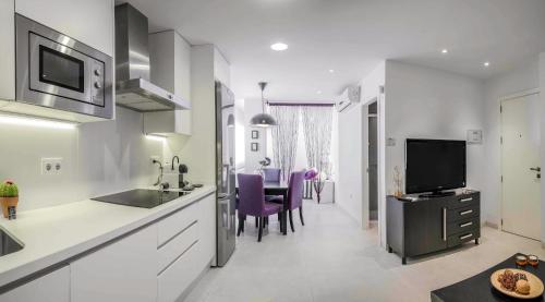 萨阿拉德洛斯阿图内斯Apartamentos Levante的厨房以及带用餐室的客厅。