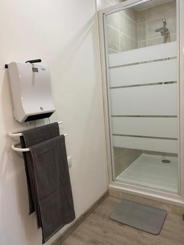 马诺斯克Appartement loft Manosque的一间带卫生间、水槽和镜子的浴室