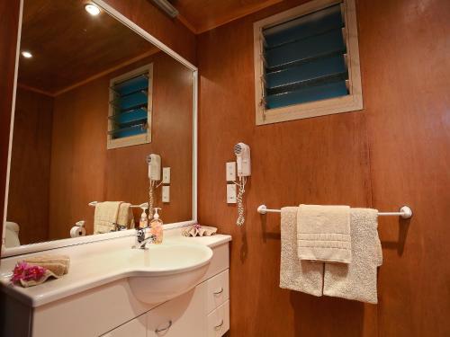 拉罗汤加Muri Beach Hideaway - Adults Only的一间带水槽和镜子的浴室