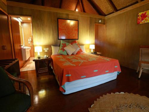 拉罗汤加Muri Beach Hideaway - Adults Only的一间卧室配有一张带红色毯子的大床