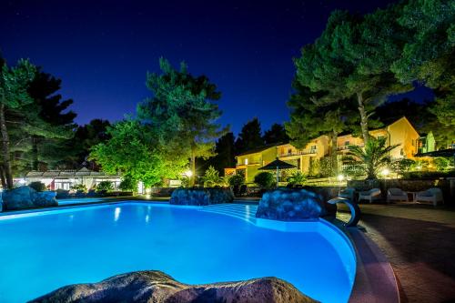 沃迪切马蒂尔德海滩度假村 的夜间在院子里的大型游泳池