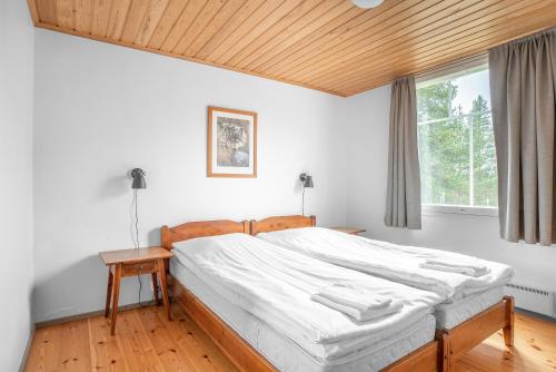 列维Hotel K5 Levi and K5 Villas的一间卧室设有一张带木制天花板的大床