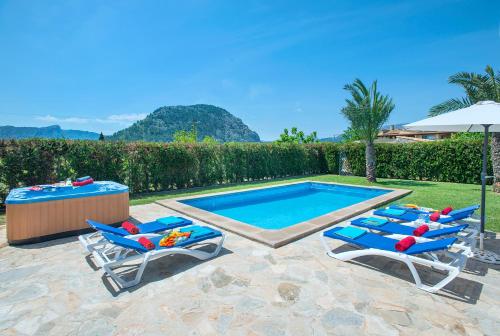 波连斯萨Owl Booking Villa Divina - Luxury Retreat的一个带两把椅子和遮阳伞的游泳池