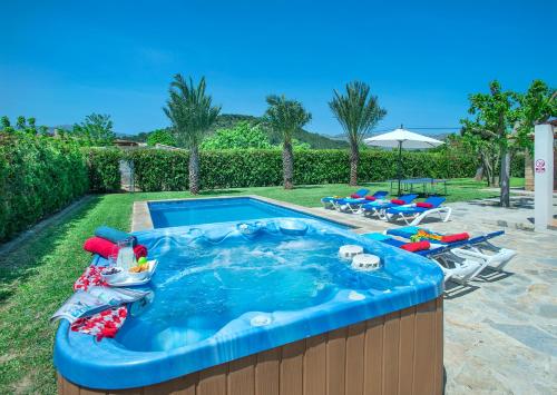波连斯萨Owl Booking Villa Divina - Luxury Retreat的一个带椅子的大型游泳池以及一条漂流河
