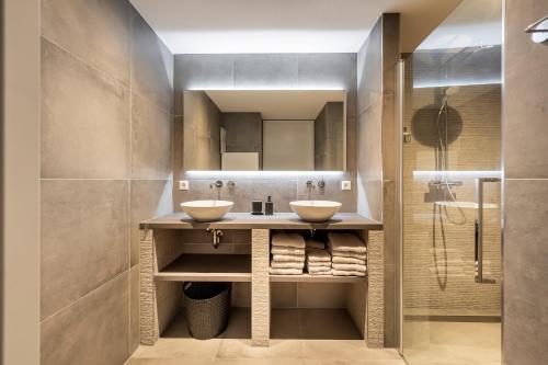 诺德韦克Holiday Apartment Zee的一间带两个盥洗盆和淋浴的浴室