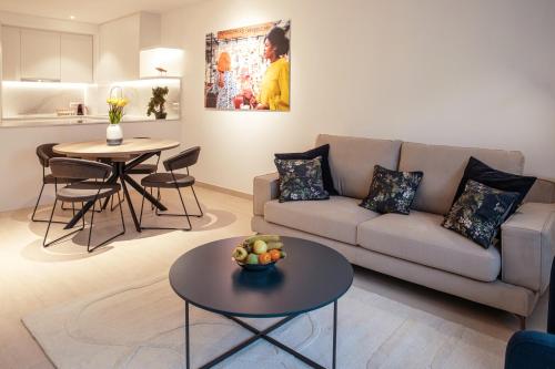 卢森堡Hamilius Apartments City Center Luxembourg by Rentaroo的客厅配有沙发和桌子