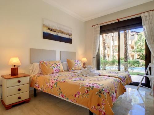 圣哈维耶尔Roda Golf Resort - 9309的一间卧室设有两张床和窗户。