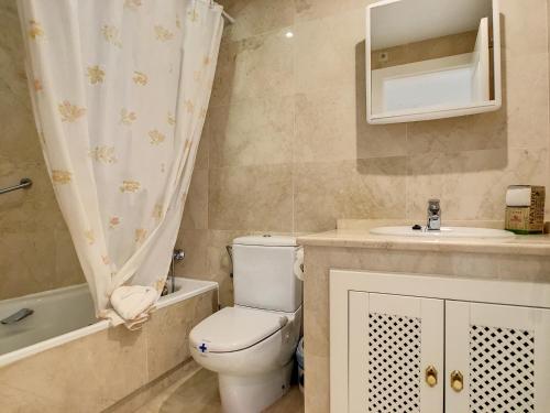 圣哈维耶尔Roda Golf Resort - 9309的一间带卫生间和水槽的浴室