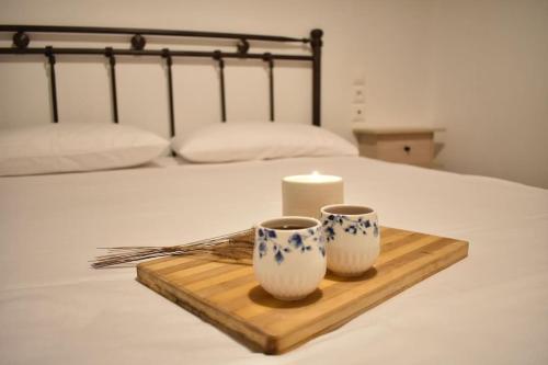 莫雷逊Liberty's House的床上的托盘上放着蜡烛和两个杯子
