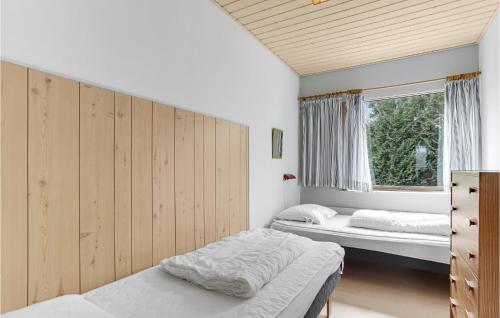 海斯勒4 Bedroom Stunning Apartment In Hasle的一间卧室设有两张床和窗户。