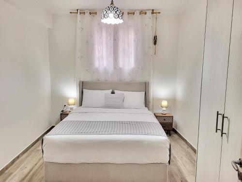 雅典Bella Ciao Guest House的卧室设有一张白色大床和一扇窗户。