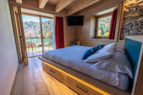 拉瓦罗内Bazzario B&B的一间卧室设有一张床,享有阳台的景色