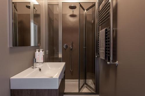 巴勒莫Wagner apartment by Wonderful Italy的一间带水槽和淋浴的浴室