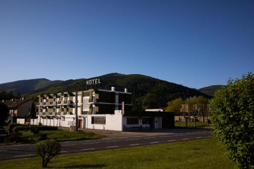 仕格莱Hotel del Trueno的路边的酒店