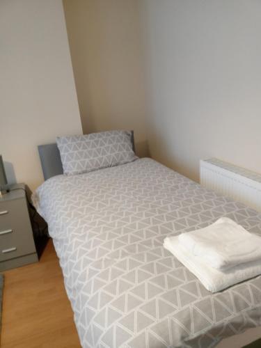 利物浦Sandringham House的小卧室配有带白色棉被的床
