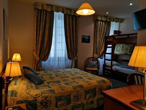 圣让德莫里耶讷圣特乔治酒店的酒店客房设有床和窗户。