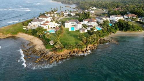 圣斐利-银港Peninsula Esmeralda Luxury Villas的海洋上一座房子的空中景观