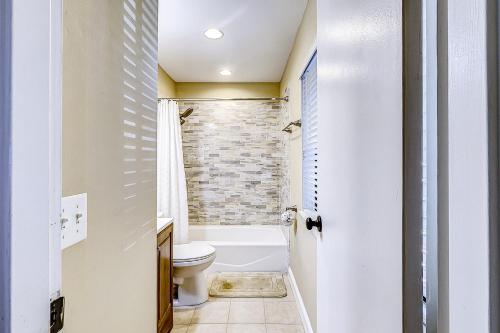 希尔顿黑德岛Harbour Master 103的浴室设有白色卫生间和砖墙