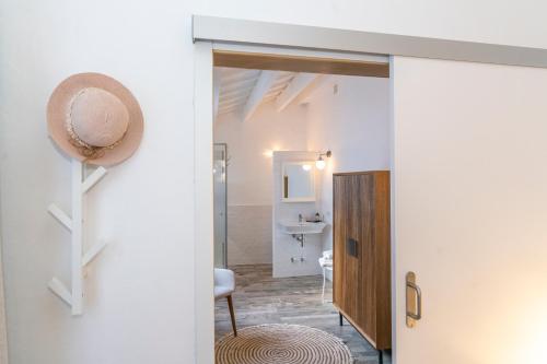 阿莱奥尔Encant de Alaior Boutique Hotel的一间设有门的客房,可通往浴室