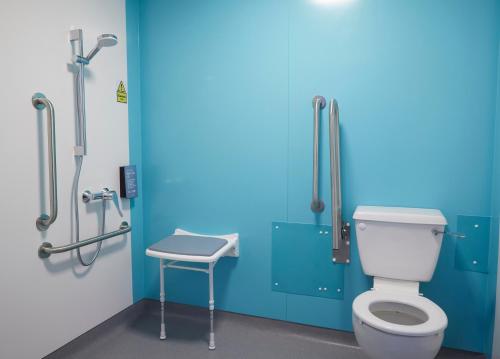 韦克菲尔德Holmfield Arms by Greene King Inns的一间带卫生间和蓝色墙壁的浴室