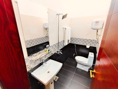 拉合尔Hotel Nova的浴室配有白色水槽和卫生间。