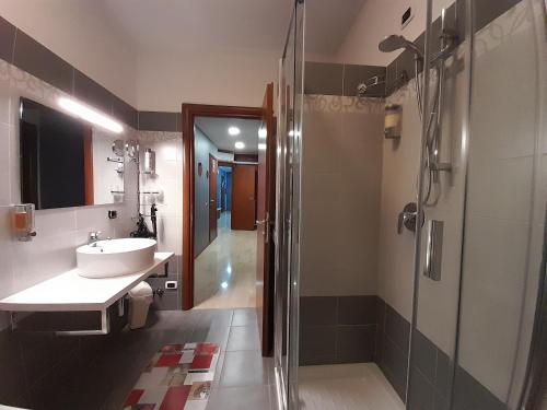 塞里亚泰BIKE HOUSE 2 "evo"的一间带水槽和淋浴的浴室