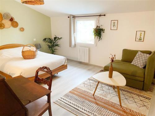 迪塞L'Autre Rivière - Chambres d'hôtes的客厅配有床和沙发