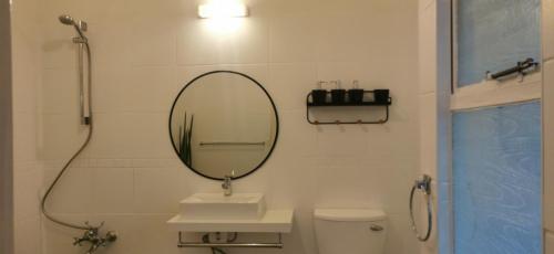 温特和克EXQUISITE PRIVATE LUXURY SUITE WITH KING BED at BOKMAKIERIE VILLAS的浴室设有镜子、盥洗盆和卫生间
