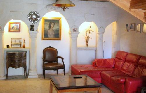 巴邦塔纳Mas Du Petit Claux的客厅配有红色的沙发和椅子