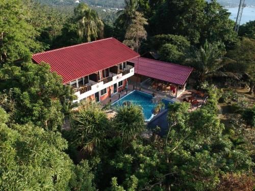 涛岛Sairee View Resort的享有带游泳池的房屋的空中景致