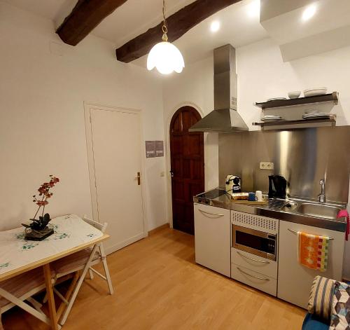 锡切斯Apartaments Mare Nostrum的厨房配有炉灶、水槽和桌子