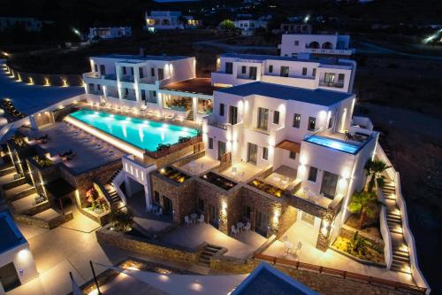 普恩达Kouros Blanc Resort & Suites的享有房子空中景色,晚上有游泳池