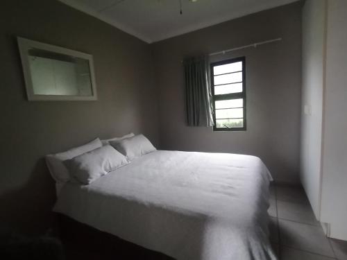马盖特Aloe Cottage - Ramsgate Ramble Rest的卧室配有白色的床和窗户