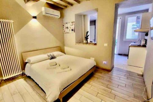 帕尔马Luxury Home in Centro Da Marghe by Revenue House的卧室配有一张白色大床