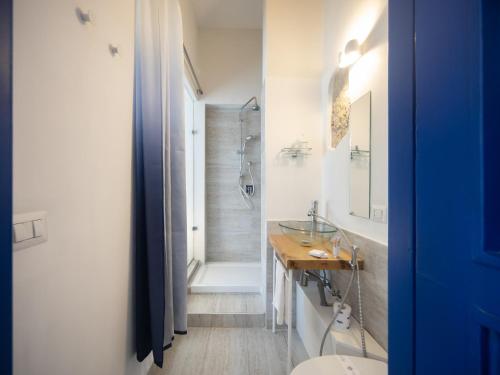 那不勒斯波旁酒廊住宿加早餐旅馆的浴室配有卫生间、盥洗盆和淋浴。